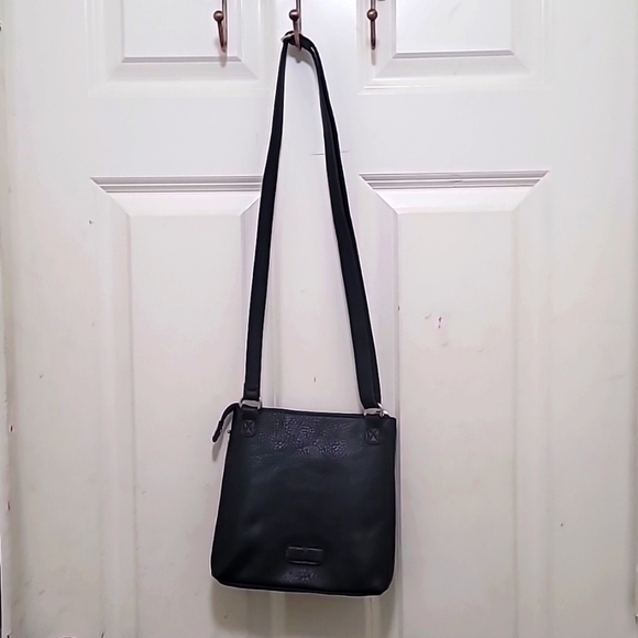 RELIC WOMEN'S SMALL CROSSBODY BAG/PURSE BLACK LEATHER - Picture 3 of 12